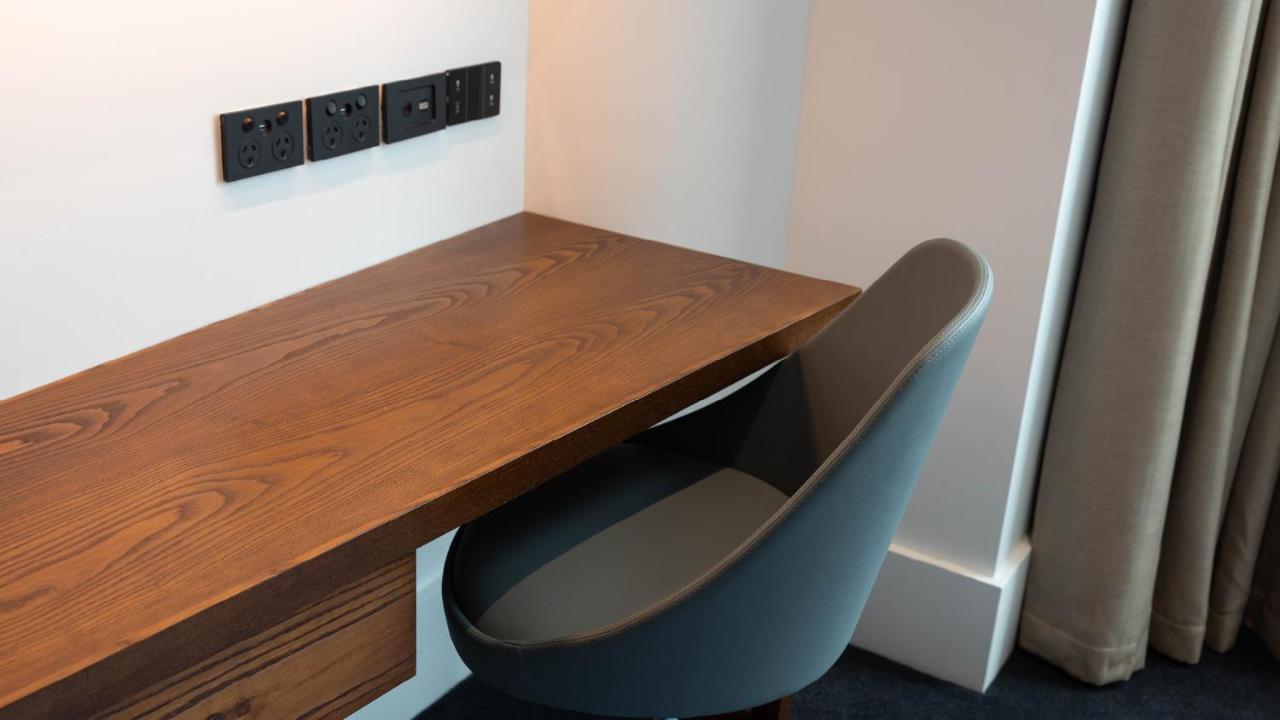 אוקלנד Horizon By Skycity מראה חיצוני תמונה A desk in a hotel room