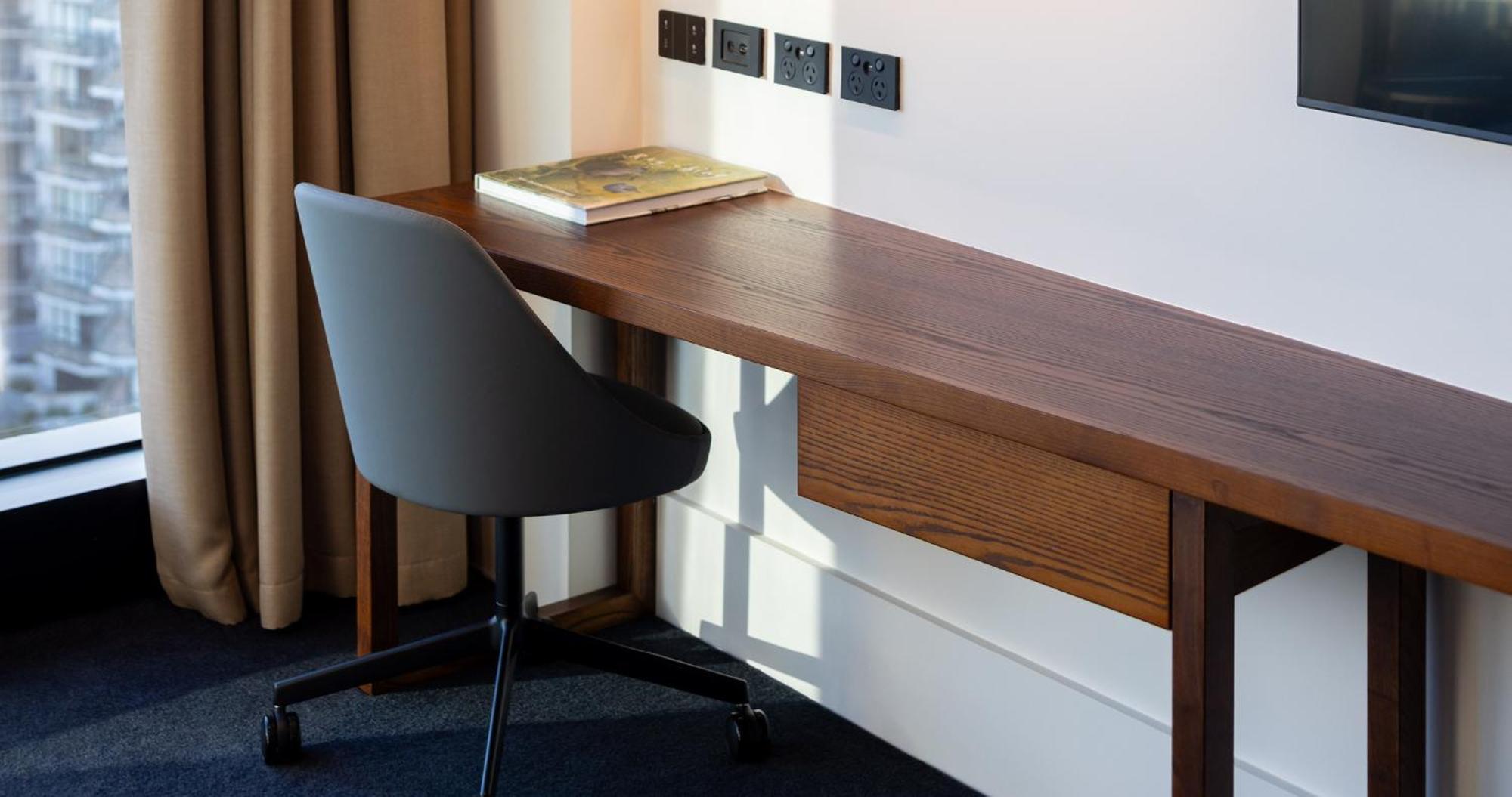 אוקלנד Horizon By Skycity מראה חיצוני תמונה A desk and chair