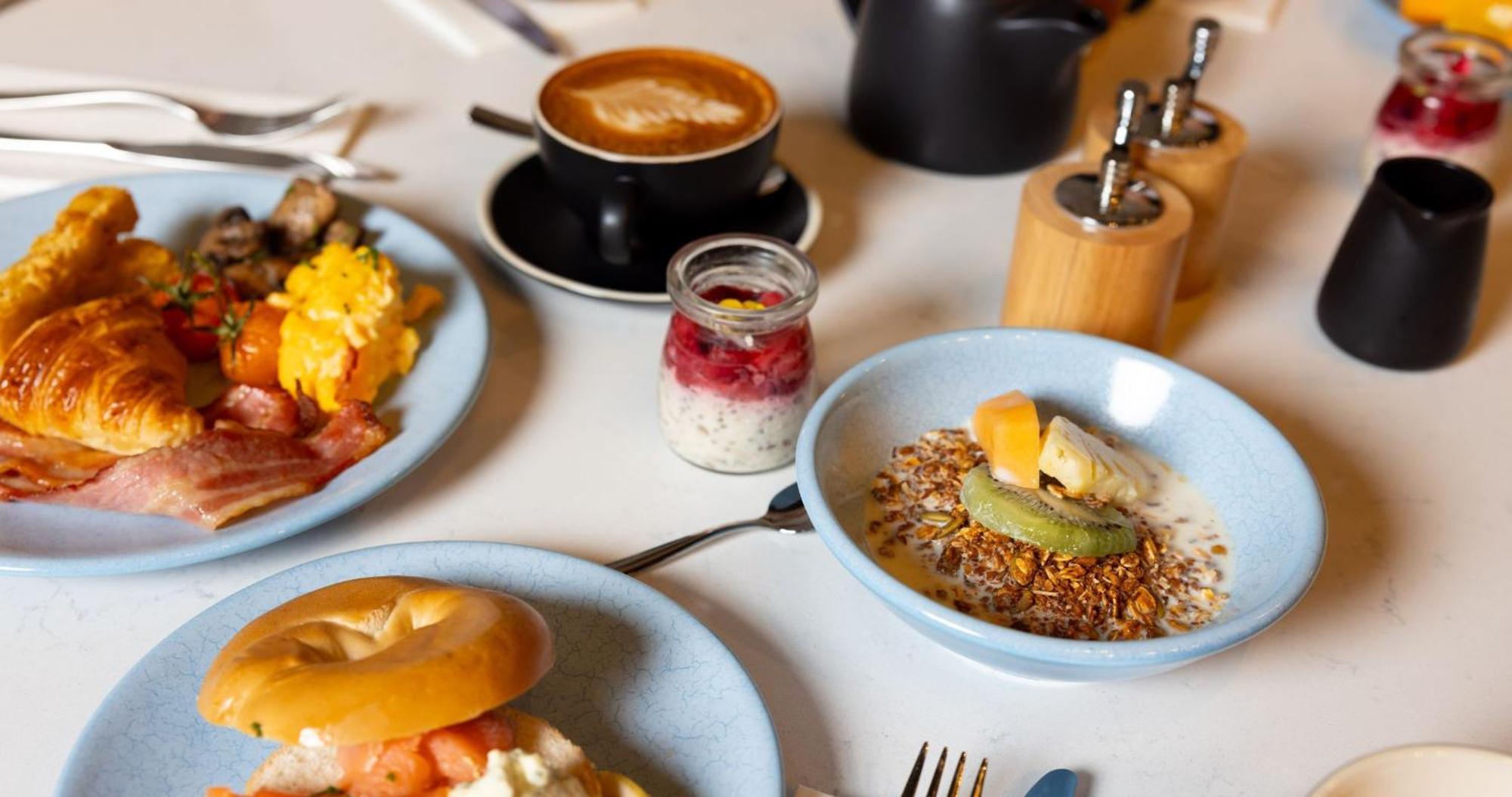 אוקלנד Horizon By Skycity מראה חיצוני תמונה Breakfast at the Bluebird Cafe